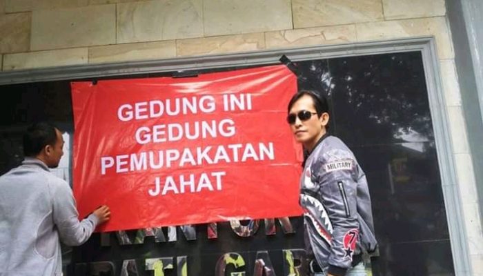 Dua Caleg DPRD Garut dengan Spanduk “Gedung Pemupakatan Jahat”
