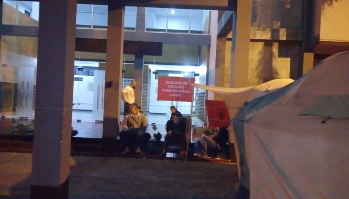 Massa KMB Akan Nginep di Halaman Kantor DPRD Garut Sampai Rabu Depan