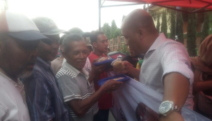 Hebat, 100 Tukang Becak di Garut Mendapat Jas Hujan Gratis