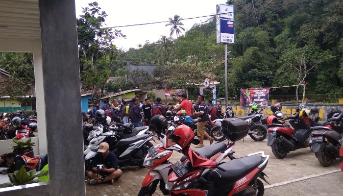 Halaman Kantor BJB Cisewu pun Dipenuhi Kendaraan Wisatawan