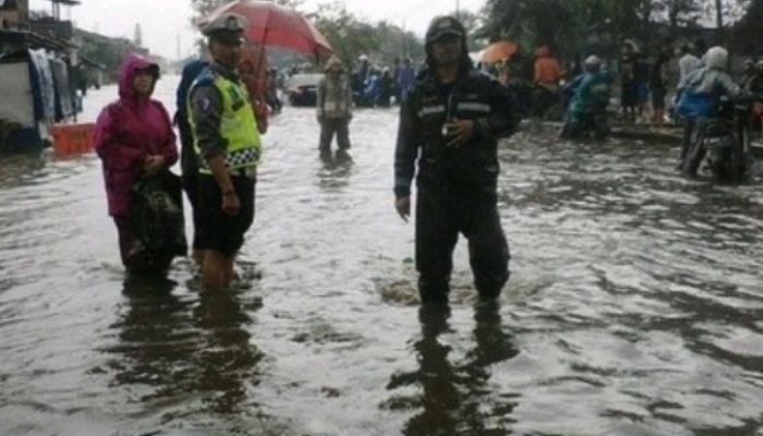 Banjir di Depan Kahatex, Arus Lalulintas Bandung — Garut Dialihkan