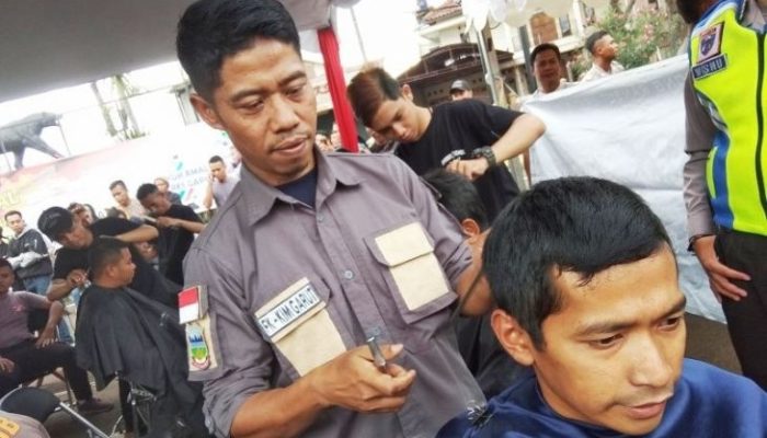 Tukang Cukur di Garut Galang Dana untuk Korban Tsunami Banten dan Lampung