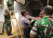Prajurit TNI di Garut Bantu Perbaiki Rumah yang Diterjang Bencana Alam