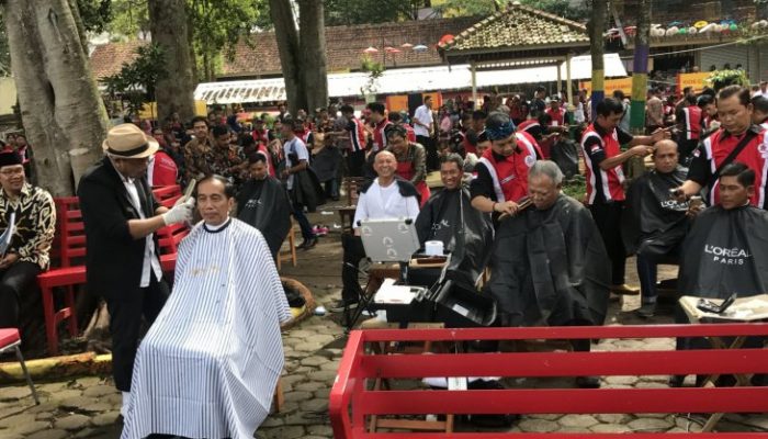 Presiden Jokowi Dicukur Massal Bersama Pejabatnya di Situ Bagendit