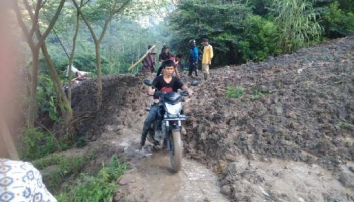 Jalur Selatan Talegong — Bandung Tertutup Tanah Longsor