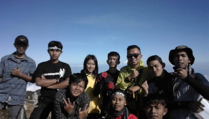 11 Anak Muda Cisewu Berhasil Taklukan Garangnya Gunung Gede Pangrango