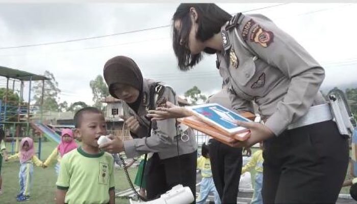 Sejumlah Anak Bersama Polisi di Mayonif R 303, Ada Apa?