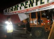 Truk Fuso Hantam Tiang Listrik, Sepeda Motor, dan Kafe di Kadungora