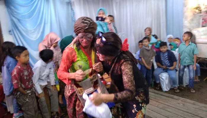 Ketika Tokoh Ambu Berebut Saweran di Pesta Pernikahan