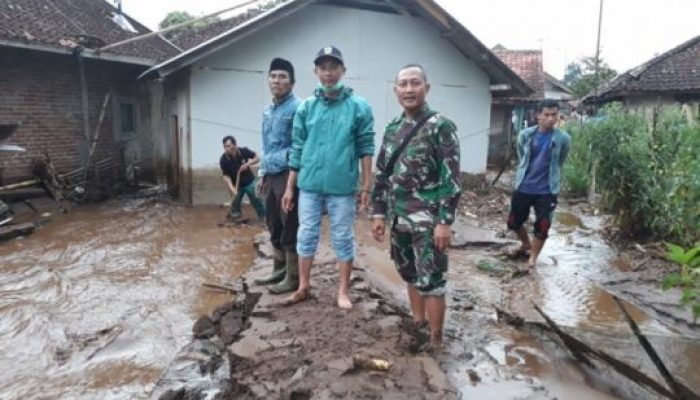 Sungai Cibeureum Meluap, Banjir Lumpur Landa Cigedug