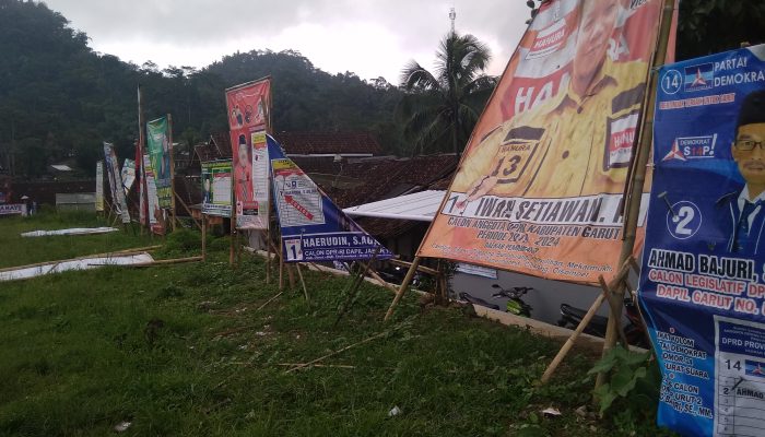 Baligo Caleg Ini Ada yang masih tegak Berdiri, Doyong, Bahkan Roboh