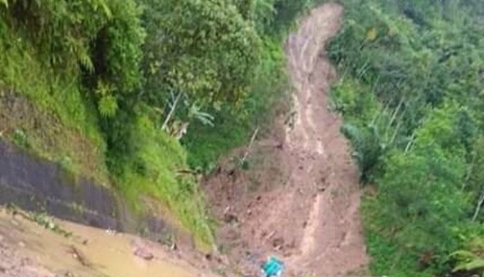 Tanah Longsor Kembali Timbun Jalur Rancabuaya — Bandung