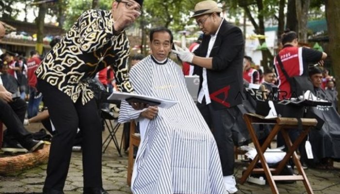 Kang Herman Mengaku Grogi Tapi Bangga Bisa Cukur Rambut Presiden
