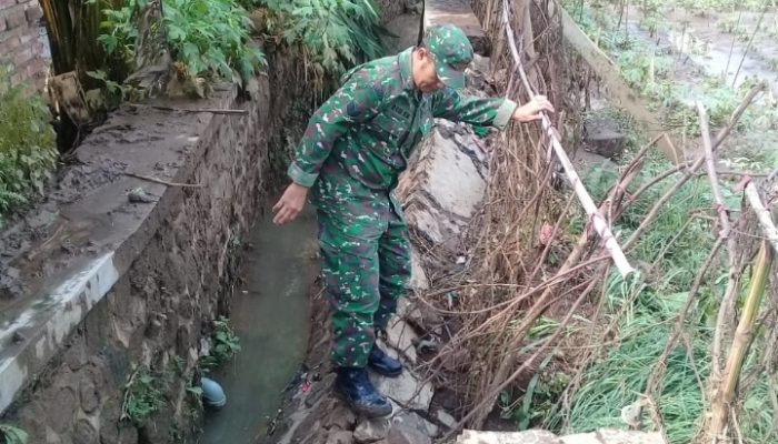 Akibat Banjir, Tanggul Saluran Air di Sudika Indah Jebol