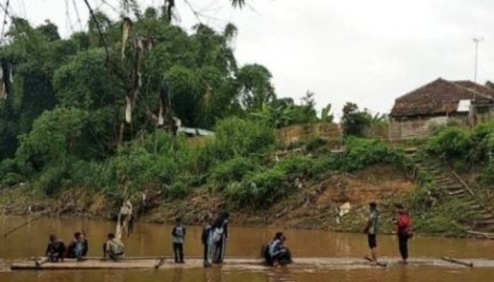 Puluhan Tahun Siswa SD di Garut Pergi dan Pulang Sekolah Pakai Rakit
