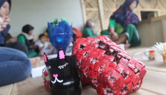 Bareng Mahasiswa, Emak-emak Leuwigugur Ubah Sampah Jadi Berkah