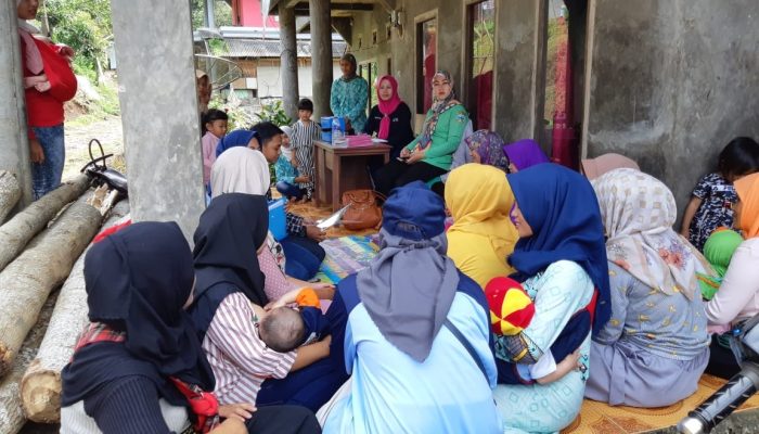 Di Cisewu, Mahasiswa Garut Sampaikan Informasi Soal Obat Antibiotik