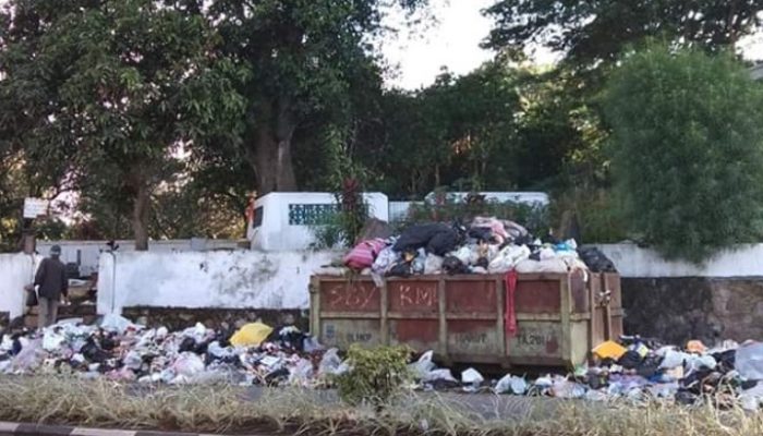 Keterbatasan Armada, Ratusan Ton Kubik Sampah di Garut Tak Terangkut
