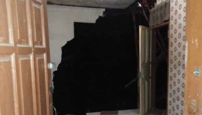 Terkikis Air Sungai Cimanuk, Satu Rumah Nyaris Ambruk