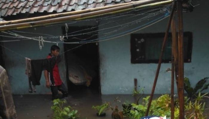 Hujan Deras Akibatkan Banjir di Dua Tempat Tarogongkidul