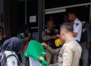 Tekan Pelajar Bolos Sekolah, Satpol PP Garut Razia Warnet