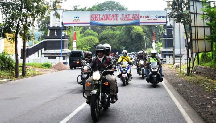 Bareng OJK, Ridwan Kamil Touring Naik Motor Bandung-Garut
