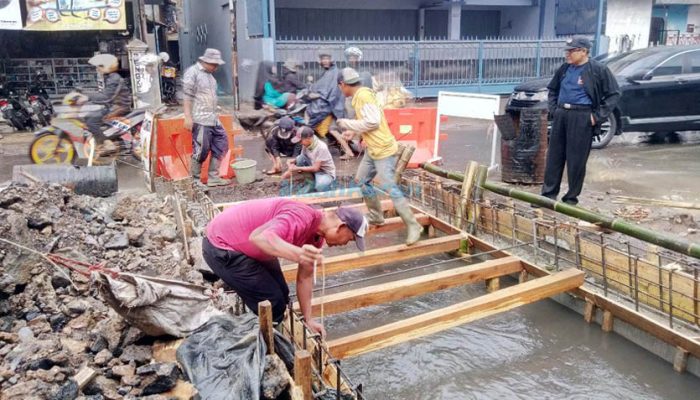 Sampah dan Jaringan Kabel Sumbat Drainase Jalanan di Garut