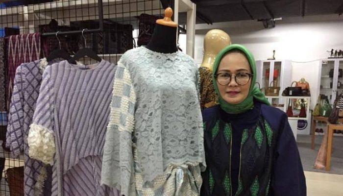 Dari Tangan Adelina Willy Suryani Tenun Garut Terlihat Santai