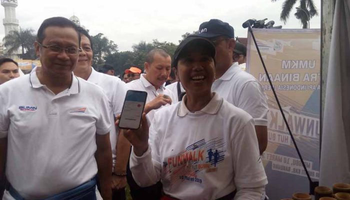 Menteri BUMN Belanja Jaket Kulit Garut Lewat Aplikasi LinkAja