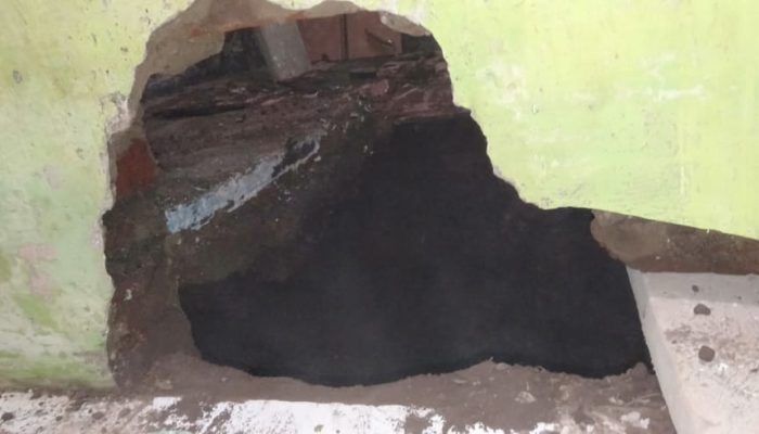Dua Rumah di Muarasanding Jebol Bagian Dinding dan Lantainya