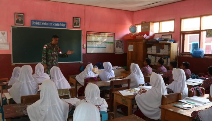 Latihan Pratugas Prajurit Yonif R 303/SSM di Dua Sekolah Cisompet