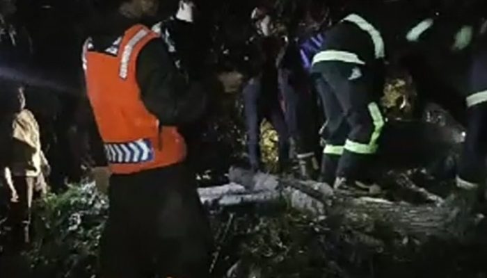 Longsor, Pohon Bambu dan Tiang Listrik Menimpa Rumah di Cigedug