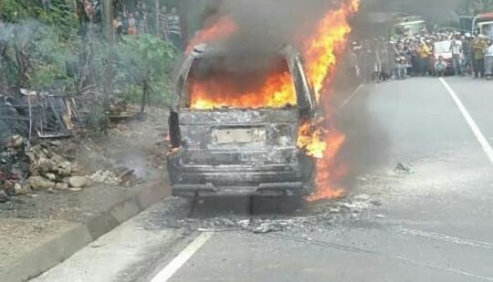 Sebuah Angkot yang Tengah Melaju di Limbangan Hangus Terbakar