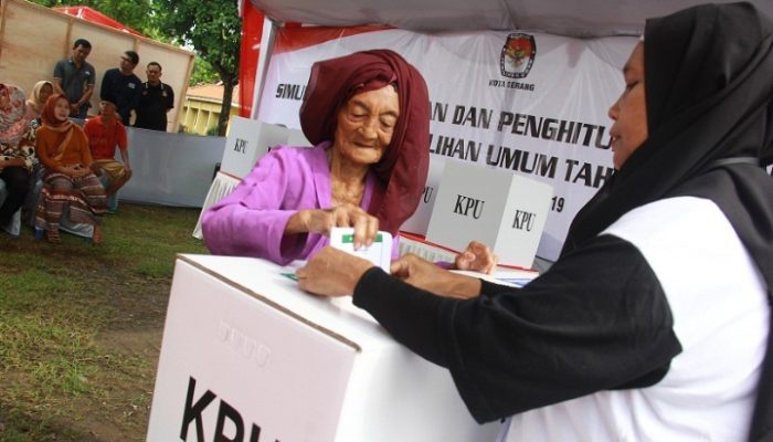 Warga Garut Masih Bingung Cara Pilih dan Lipat Kertas Suara