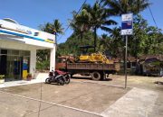 Truk Pengangkut Alat Berat Ini Tiba-tiba Berhenti di Halaman Bank BJB, Kenapa?