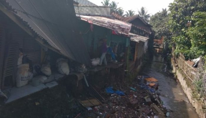 Rumah Warga di Garut Ambruk Diterjang Banjir Luapan Sungai Ciojar