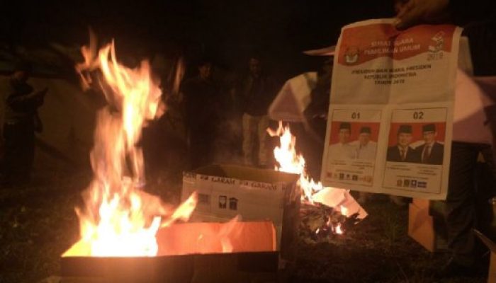 KPU Tasikmalaya Bakar Ribuan Lembar Surat Suara yang Rusak