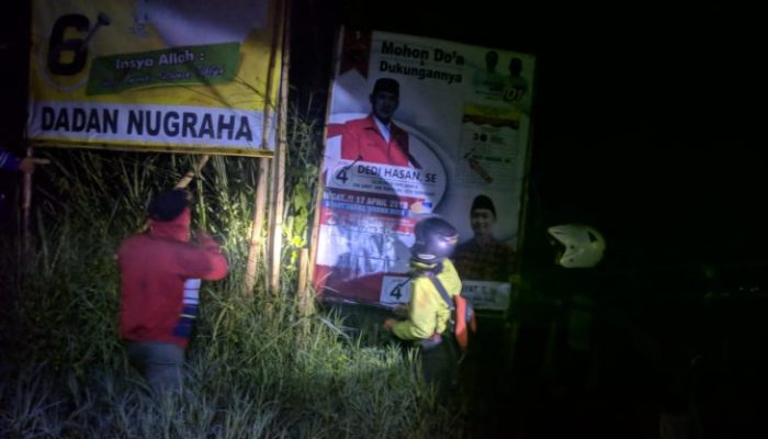 Bawaslu Garut Bersihkan Alat Peraga Kampanye Pemilu di Jalanan
