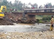 Pondasinya Amblas, Jembatan Cikopeng Terancam Roboh