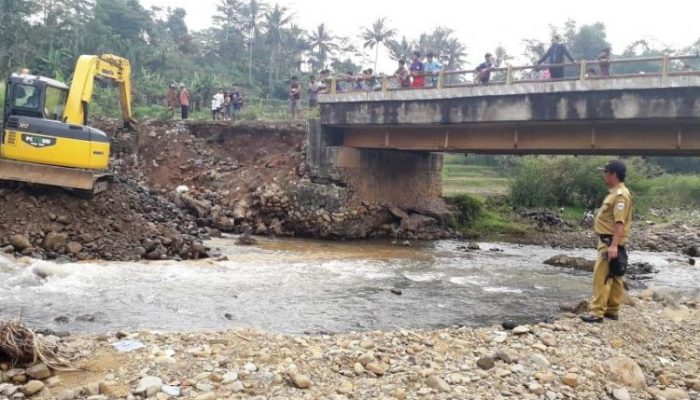 Pondasinya Amblas, Jembatan Cikopeng Terancam Roboh