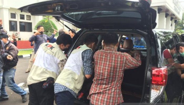 Kepala Dinas PUPR Kota Tasikmalaya Dibawa ke Mobil KPK, Kenapa?