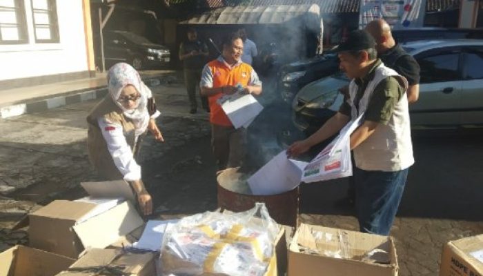 Ribuan Lembar Surat Suara Pemilu Dimusnahkan di Garut