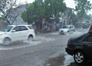Betonisasi Drainase yang Sebabkan Banjir Meluap di Jalanan Garut