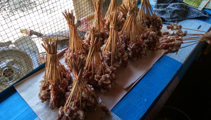 Saat Pencoblosan Sate Mang Dedi Tetap Ramai Dikunjungi Pembeli