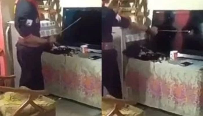 Pria Ini Babat Televisinya Pakai Golok Karena Tak Percaya Prabowo Kalah di Quick Count