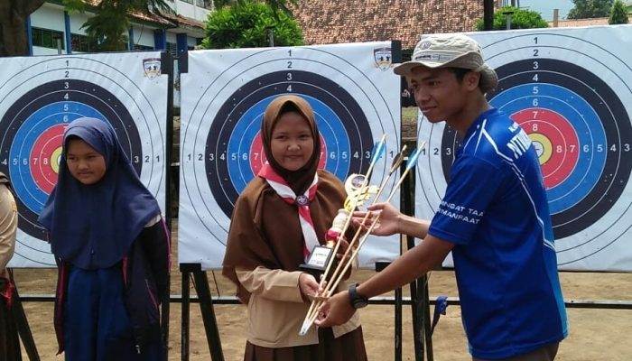 Siswi SMP Plus Hikmah Juara Lomba Panahan di Garut