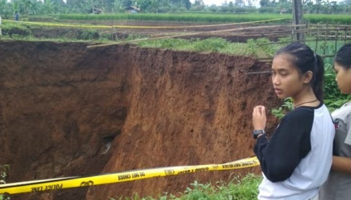 Muncul Secara Tiba-tiba, Kini Lobang Raksasa Ini Semakin Membesar