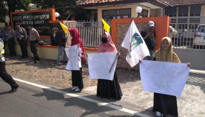 KAMMI Pasang Bendera Kuning di Pagar Kantor KPU Garut, Kenapa?