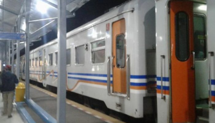 Dampak KA Anjlok, Penumpang di Stasiun Tasikmalaya Kecewa karena Tertahan Pemberangkatan