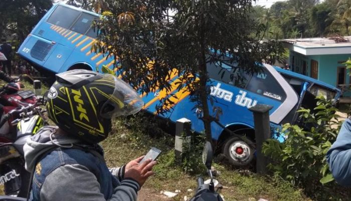 Bus Budiman dan Doa Ibu Bertabrakan di Garut, Tiga Orang Luka